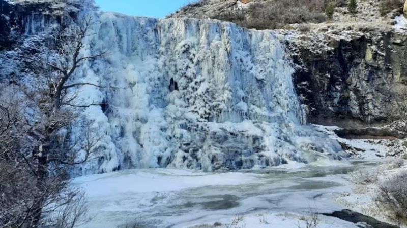 Por el frío extremo se congeló una cascada de 30 metros