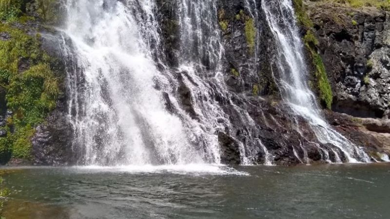 Por el frío extremo se congeló una cascada de 30 metros