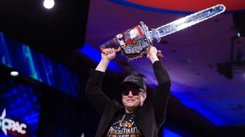 Musk reconoció como un error exhibir la motosierra que le regaló Milei