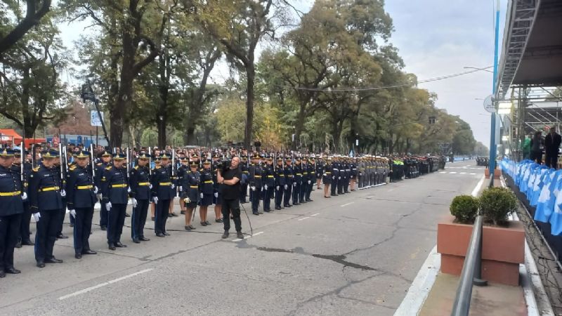 Cadetes de la Policía participaron del desfile central del 9 de Julio en Tucumán