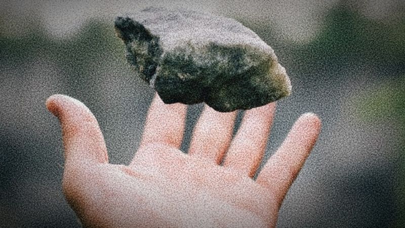 Golpeó a un hombre de un piedrazo