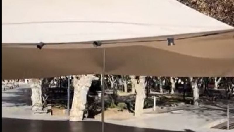 Instalaron una carpa en la plaza, y se robaron unos 30 focos