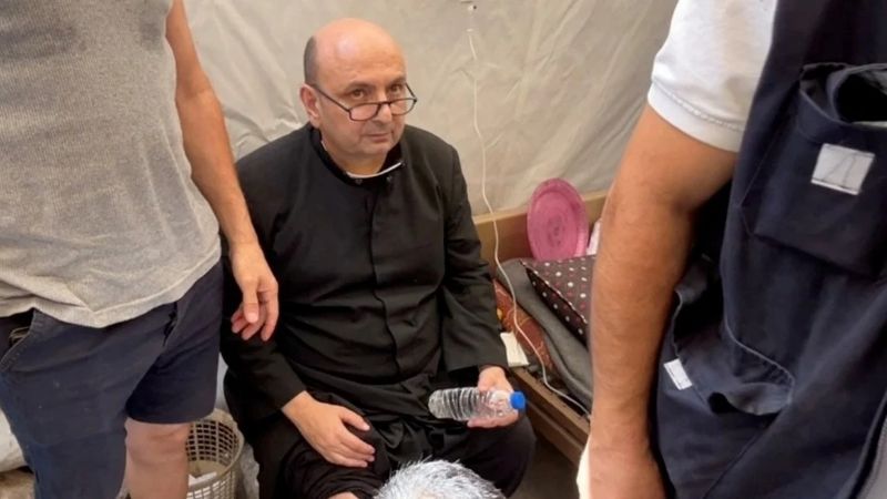 Quién es Gabriel Romanelli, el cura argentino herido en la última iglesia católica de Gaza tras un ataque israelí