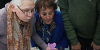 LA TORTA de los 84 años del Ateneo Mariano Moreno, cuyas velitas fueron apagadas por el presidente Mario Gershani, junto a las caracterizadas socias y permanentes colaboradoras María Olas y Graciela Medina.