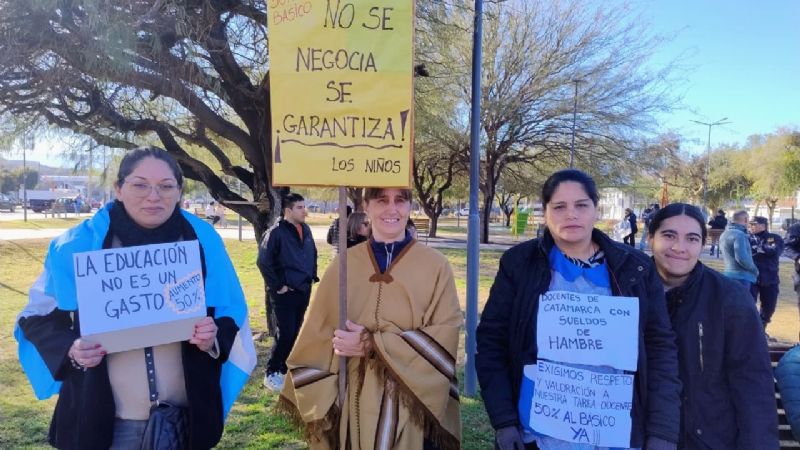 Autoconvocados docentes y empleados de Vialidad Nacional marchan al Predio Ferial