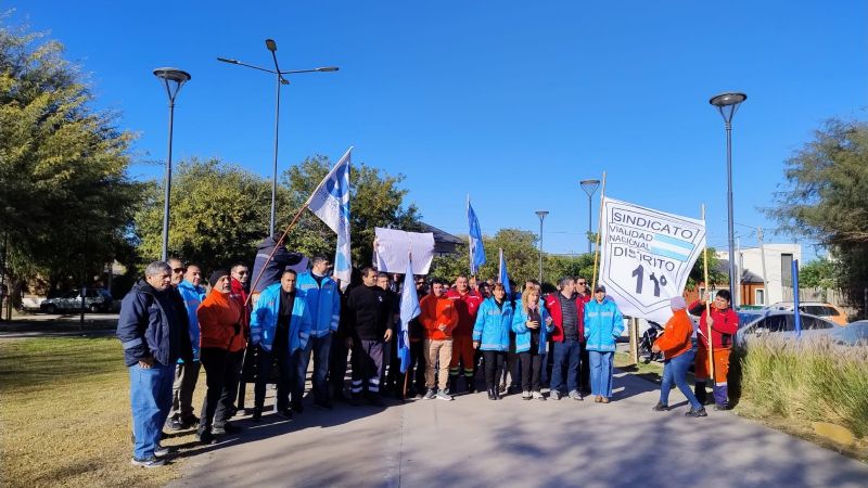 Autoconvocados docentes y empleados de Vialidad Nacional marchan al Predio Ferial