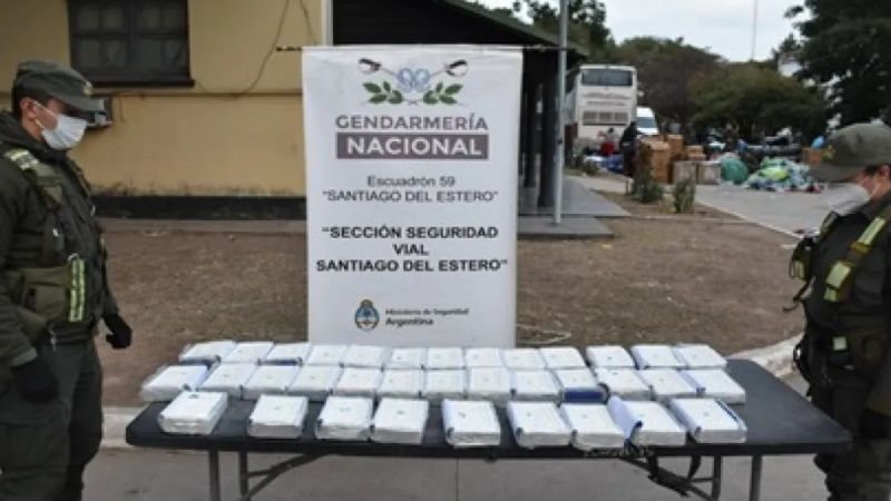 Secuestran casi 50 kg de cocaína en dos tours y caen choferes y coordinadora