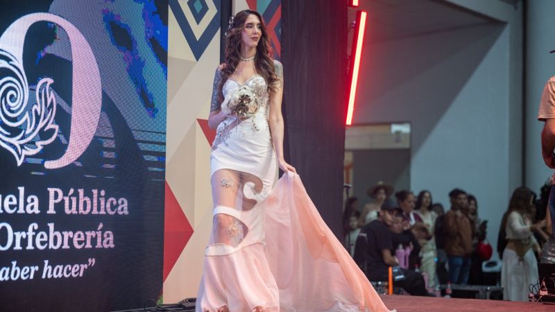 Desfile de prendas artesanales y joyas de diseño