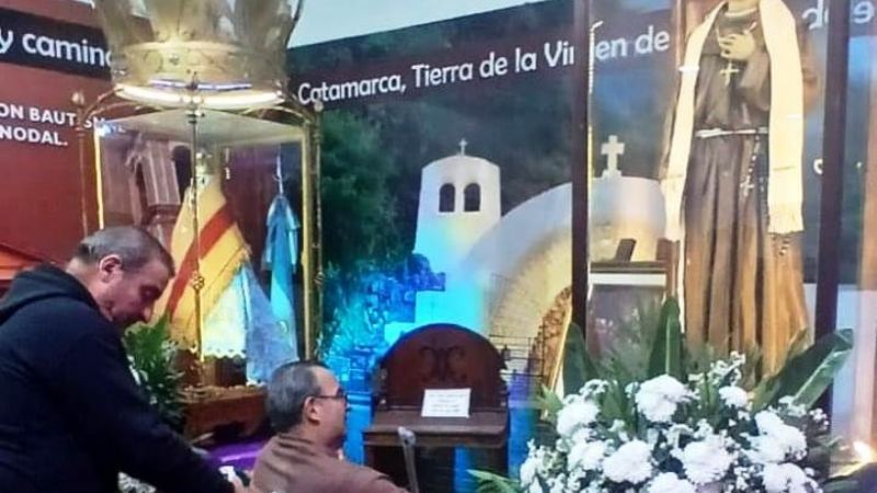 La Virgen del Valle y el Beato Esquiú  bendicen a los visitantes del Poncho