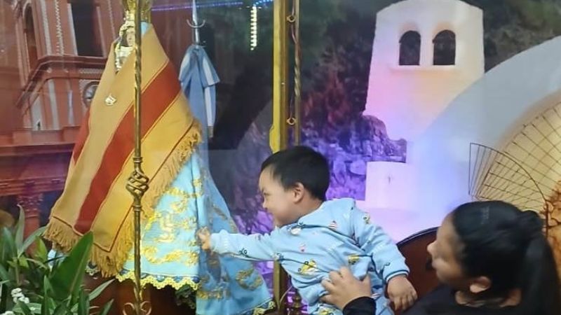 La Virgen del Valle y el Beato Esquiú  bendicen a los visitantes del Poncho