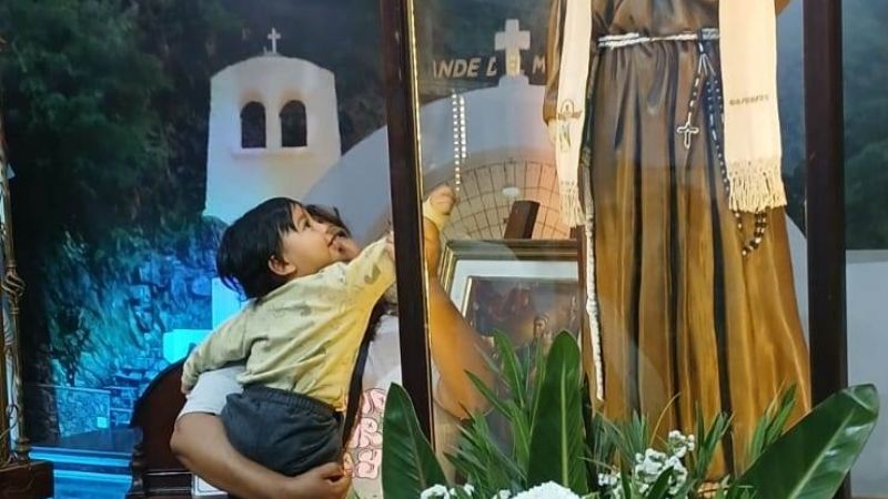 La Virgen del Valle y el Beato Esquiú  bendicen a los visitantes del Poncho