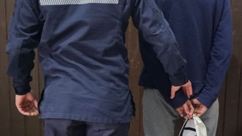 Aprehenden a dos personas y secuestran armas blancas