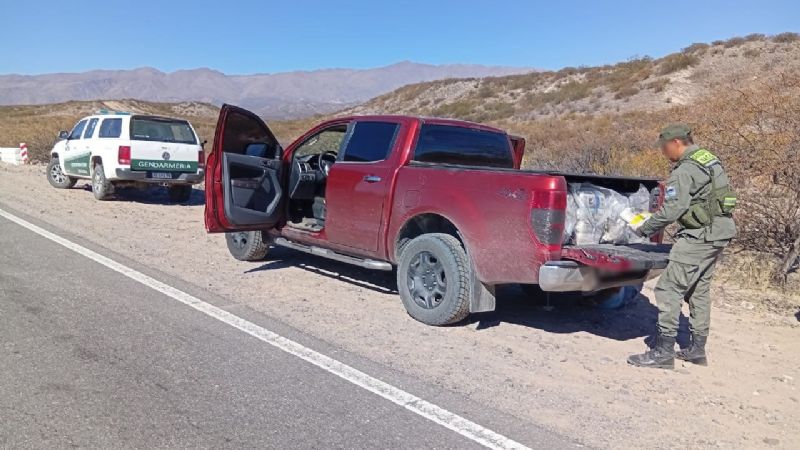 Detienen a un hombre con 450 kilos de hojas de coca y marihuana en Catamarca