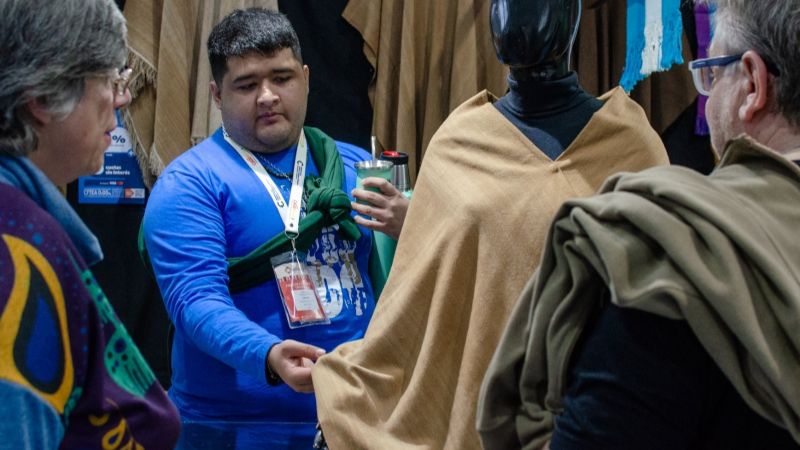 De la tierra a las manos: el arte natural del Poncho