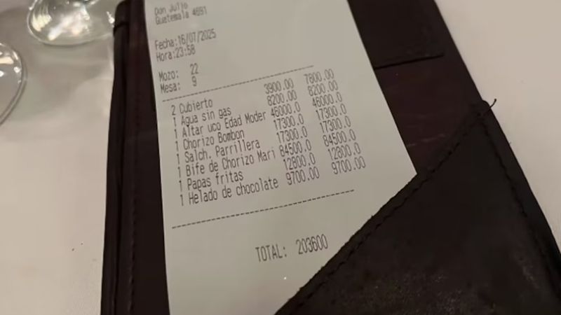 Fueron a cenar a una parrillada y les cobraron más $200.000