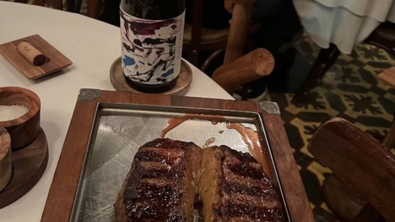 Fueron a cenar a una parrillada y les cobraron más $200.000