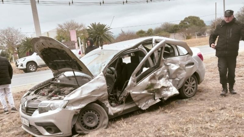 Grave choque entre un auto y una camioneta en El Pantanillo
