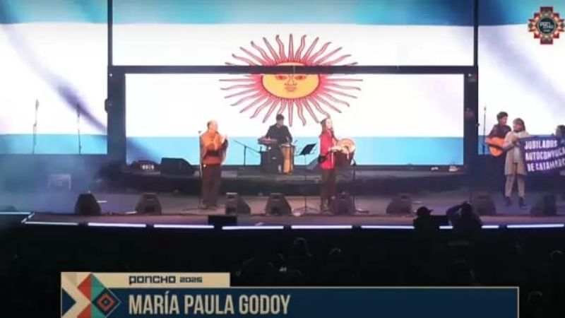 María Paula Godoy subió a los jubilados al Escenario Mayor y pidió acompañar sus marchas