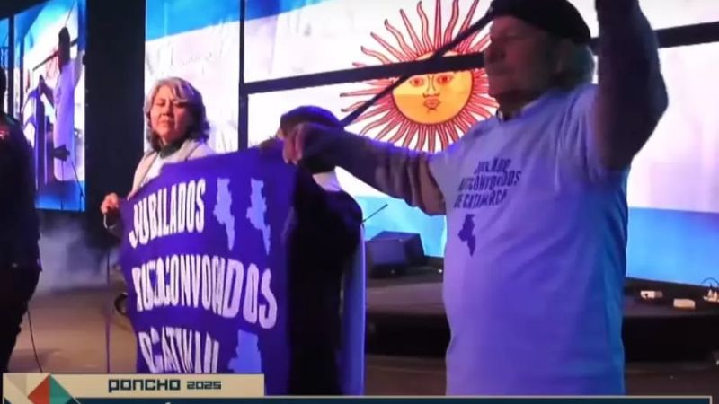 María Paula Godoy subió a los jubilados al Escenario Mayor y pidió acompañar sus marchas