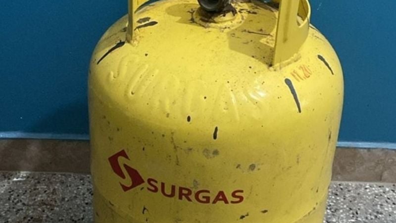 Dos detenidos con una garrafa en un baldío