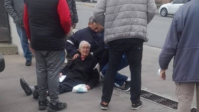Camioneta lo atropelló en la puerta del hospital