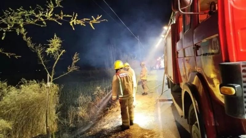 Incendio forestal en Lampacito: bomberos evitaron que el fuego alcanzara corrales y líneas eléctricas