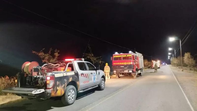 Incendio forestal en Lampacito: bomberos evitaron que el fuego alcanzara corrales y líneas eléctricas