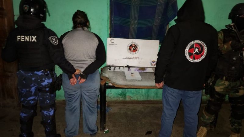 Detienen a dos personas, secuestraron droga y más de medio millón de pesos