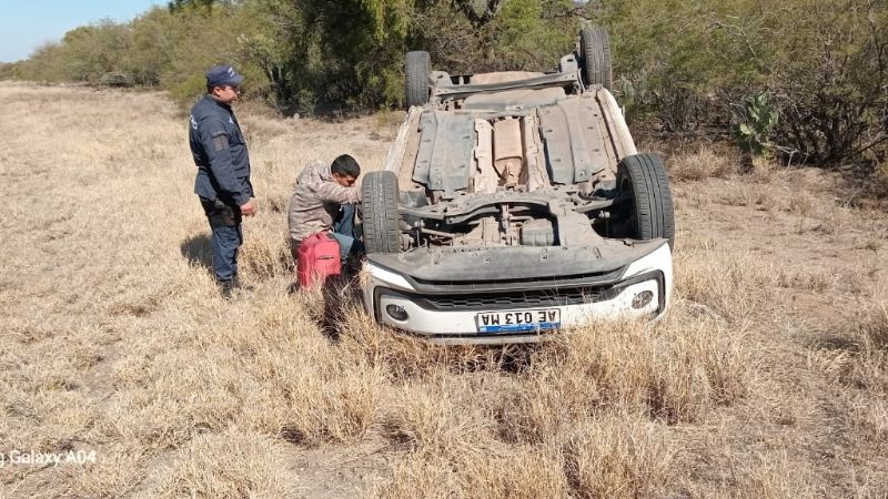 Volcó un automóvil entre El Portezuelo y La Bajada