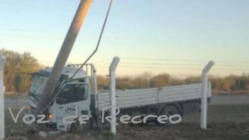 Un camión se estrelló contra una columna de energía