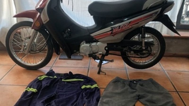 Secuestran una motocicleta y prendas de vestir