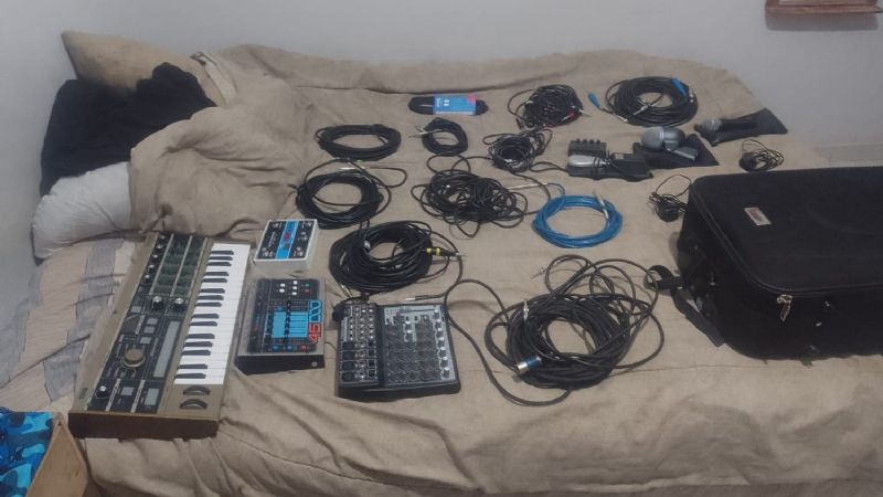 Recuperan equipos de sonido sustraídos de una camioneta