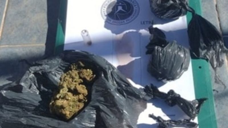 En operativo controlan a un motociclista y comprueban que llevaba marihuana
