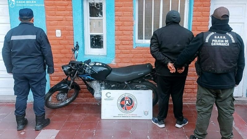 En operativo controlan a un motociclista y comprueban que llevaba marihuana