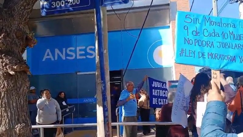 Jubilados protestaron frente a ANSES contra el veto a los aumentos y la emergencia en discapacidad