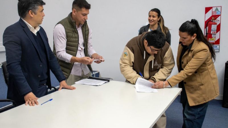 Educación firmó convenios para prácticas profesionalizantes con empresas agroindustriales de Capayán