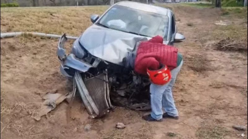 Auto chocó contra una columna de alumbrado sobre Ruta N°1