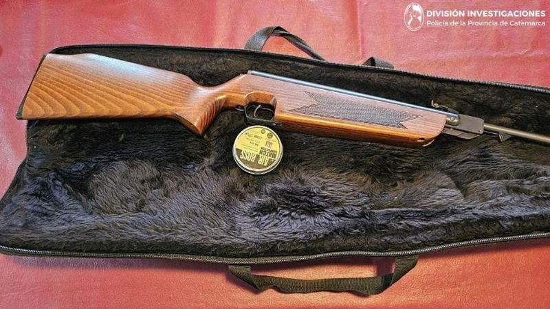 Secuestran un rifle aire comprimido con el que habrían baleado a vehículos en la vía pública