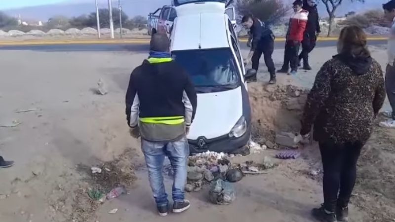 Auto terminó dentro de un pozo