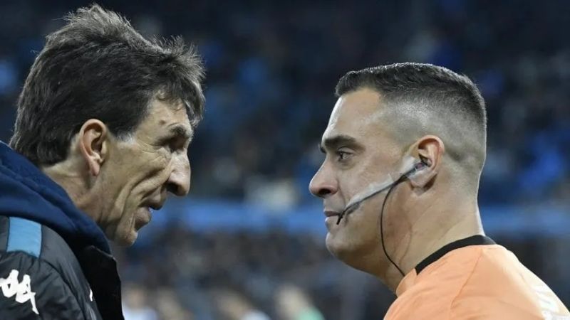 "Ladrón, ladrón", volvió gritar Costas a los árbitros