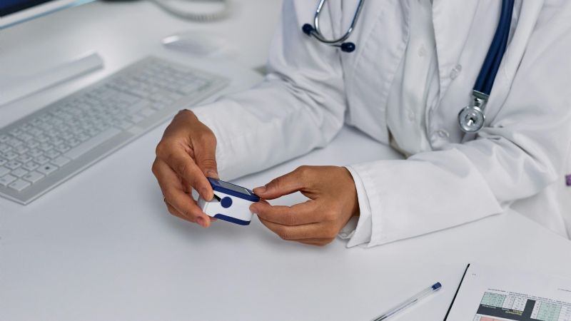 Cáncer de colon: el primer síntoma que todos ignoran y su detección temprana puede salvar vidas