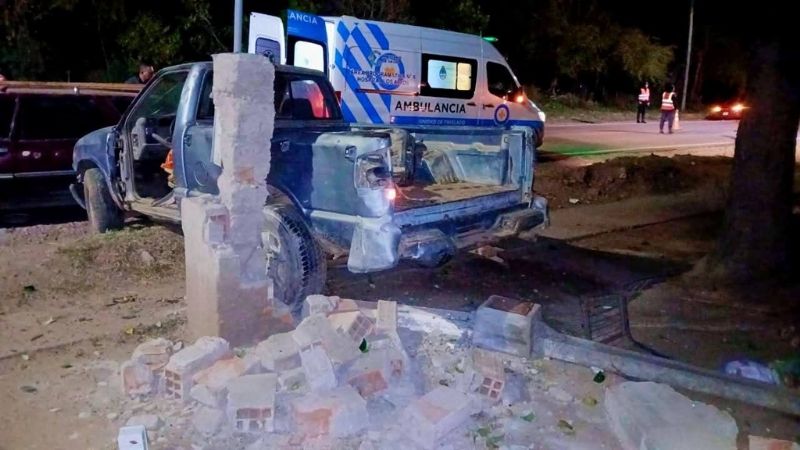 Dos autos chocaron contra el frente de una vivienda