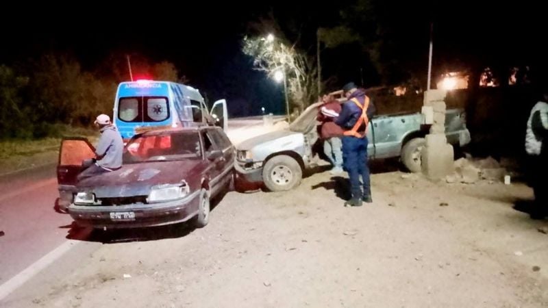 Dos autos chocaron contra el frente de una vivienda