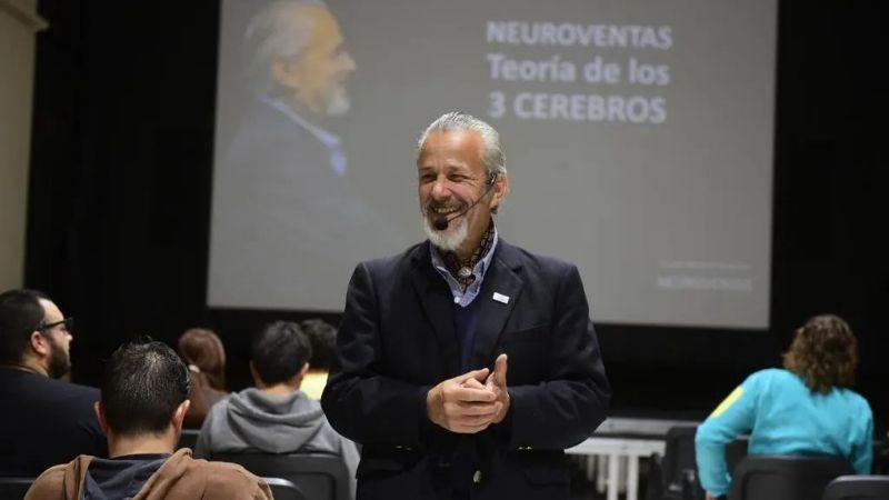 Conversatorio sobre actualidad digital "Redes Sociales + IA y Neuromarketing Artístico"