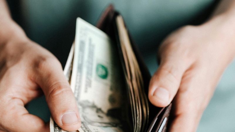 El dólar blue se mantiene estable en $1340 y retroceden los financieros