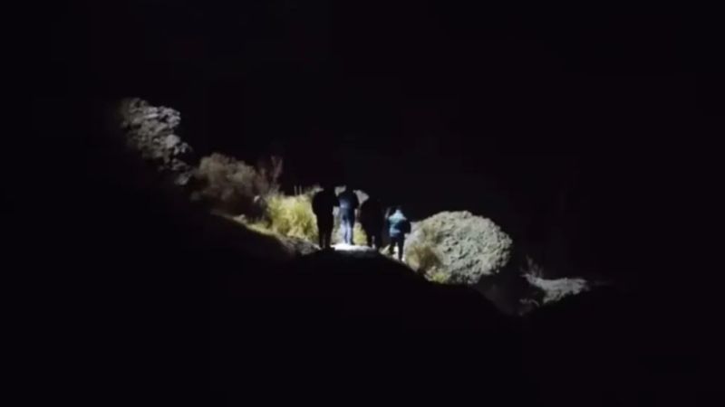 Una pareja salió a caminar y encontró huesos humanos semienterrados