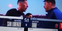 EL DT AYUDE, de San Lorenzo reclmándole al árbitro Yael Falcón Pérez, al final del encuentro.