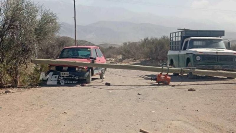 Fuerte viento zonda provocó la caída de un poste de luz sobre un auto