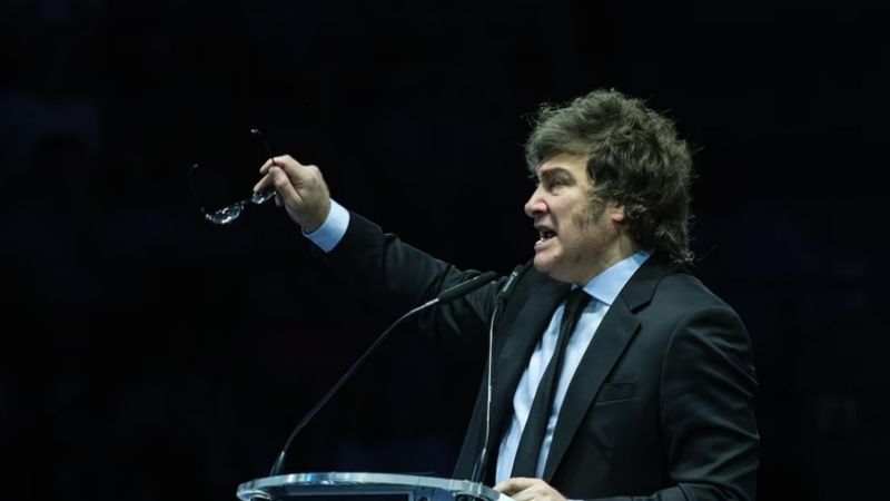 Milei ya firmó los vetos al aumento de las jubilaciones y a los fondos para discapacidad