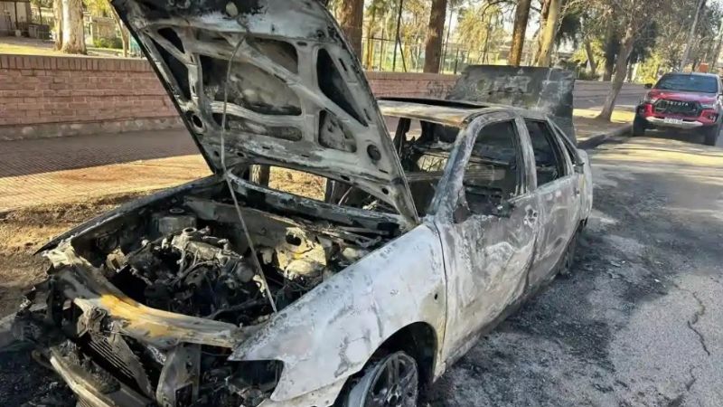 Un auto se incendió en pleno centro de Belén